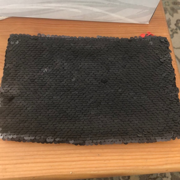 Makeup Bag 🎀 - Picture 2 of 2